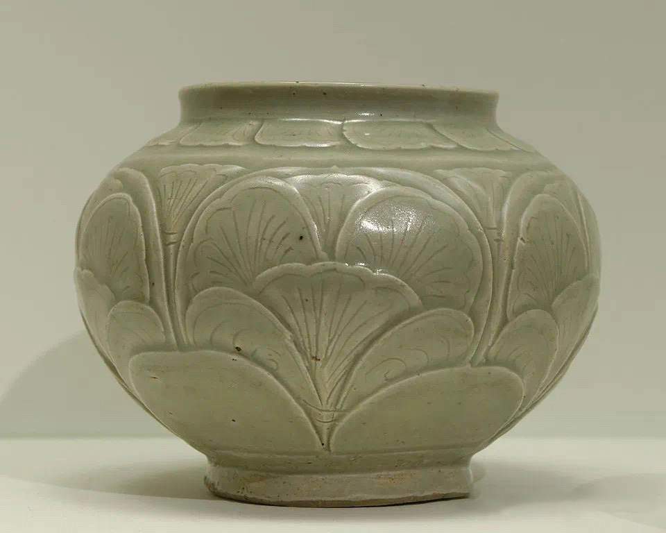 File:Pot flowers Yaozhou Guimet MA4196.jpg